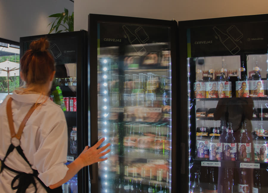 Vitrine do empório com bebidas e acompanhamentos