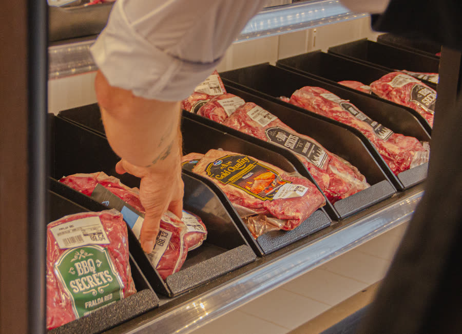 Variedade de carnes embaladas na vitrine