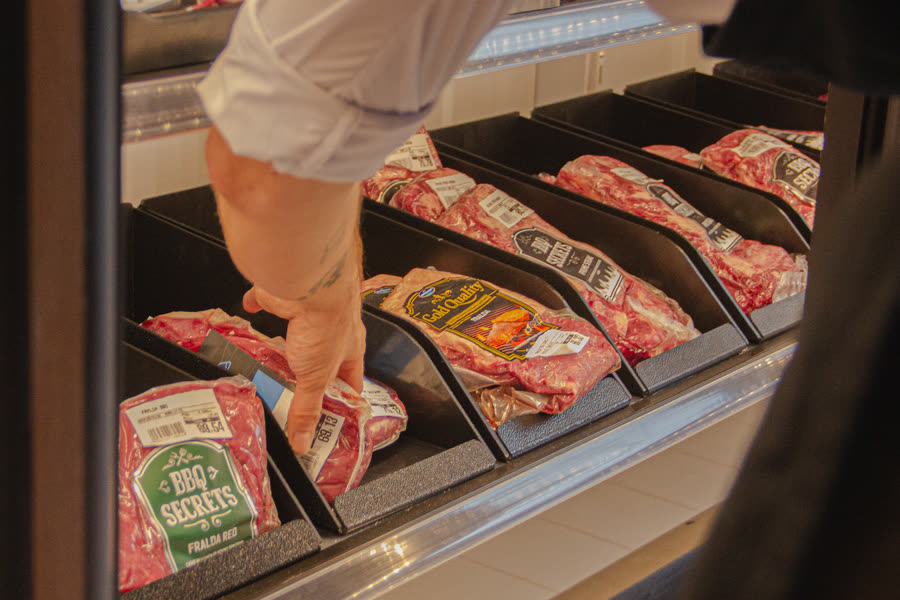 Carnes embaladas para churrasco na vitrine