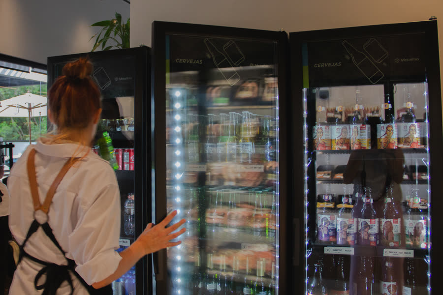Vitrine de bebidas e itens do empório Maça da Paleta