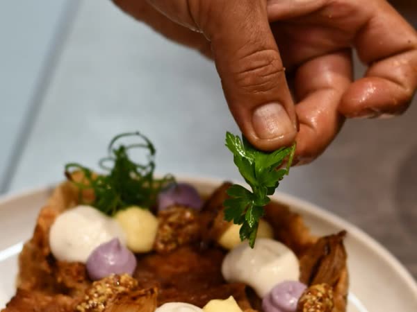 Finalização de prato pelo chef