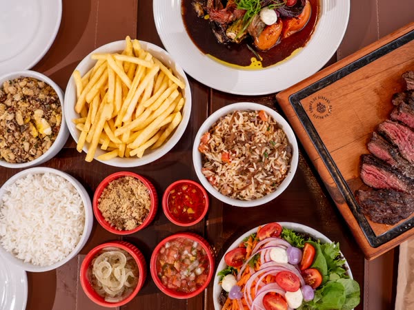 Mesa completa com acompanhamentos